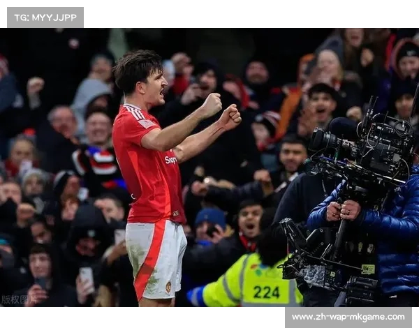 世界杯预选赛英格兰马奎尔头球攻门击中横梁